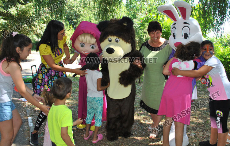 Маша, мечокът и заекът забавляваха децата в Крепост