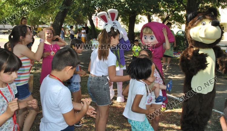Маша, мечокът и заекът забавляваха децата в Крепост
