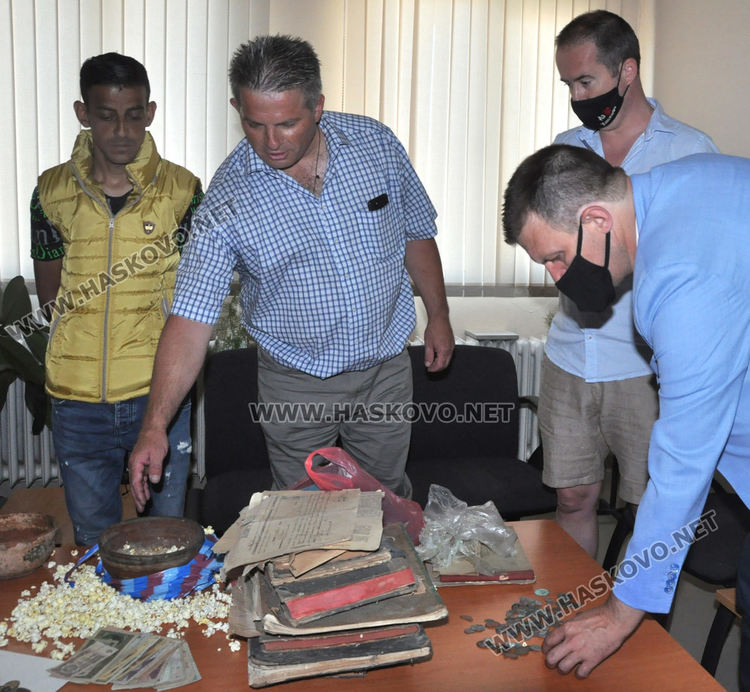 Откриха стари монети в купа с пуканки при разчистването на къща в Горски извор