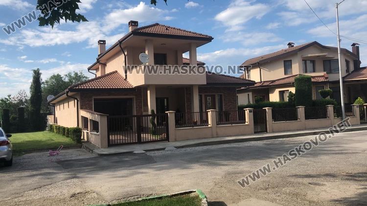 Снимки: МВР. Един от претърсените имоти в Свиленград