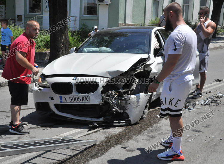Мерцедес и БМВ се разбиха на Кърджалийска