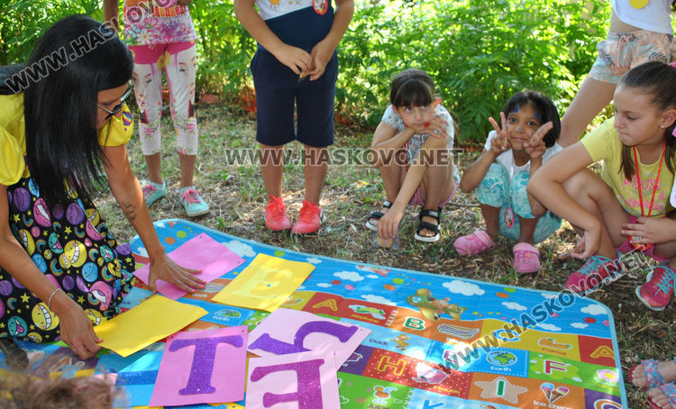 Маша, мечокът и заекът забавляваха децата в Крепост