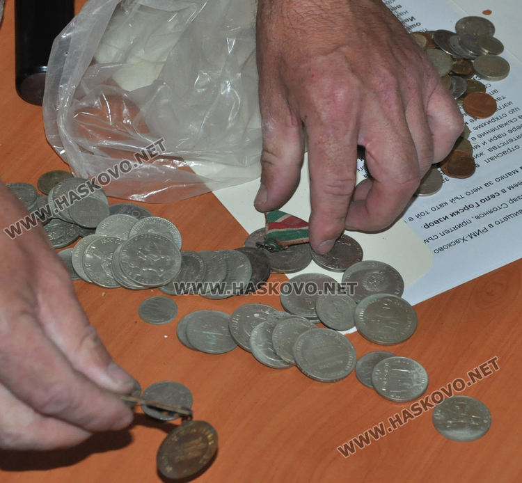 Откриха стари монети в купа с пуканки при разчистването на къща в Горски извор