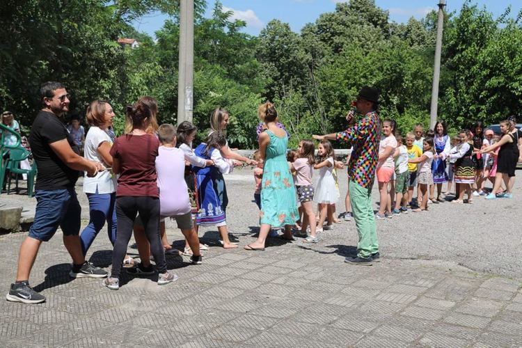 В Брягово посрещнаха лятото с голям детски концерт