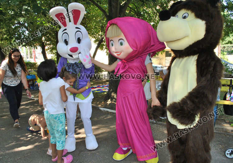 Маша, мечокът и заекът забавляваха децата в Крепост