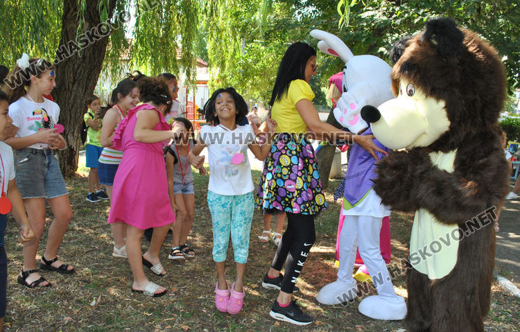 Маша, мечокът и заекът забавляваха децата в Крепост