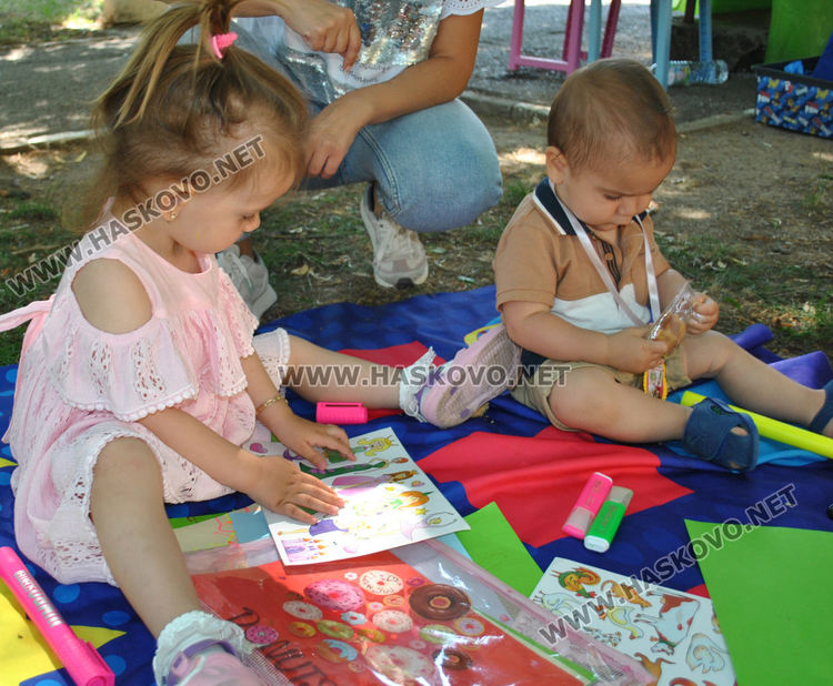 Маша, мечокът и заекът забавляваха децата в Крепост