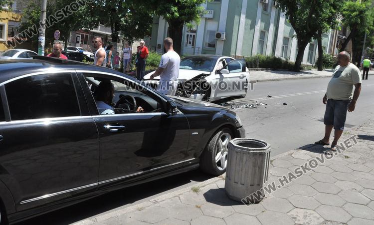 Мерцедес и БМВ се разбиха на Кърджалийска