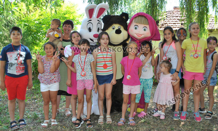 Маша, мечокът и заекът забавляваха децата в Крепост