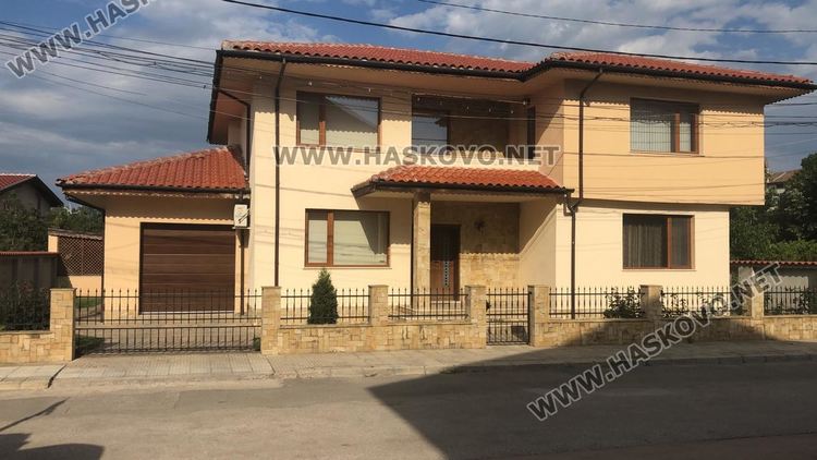 Снимки: МВР. Един от претърсените имоти в Свиленград