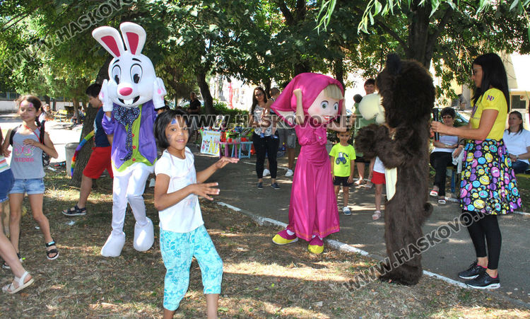 Маша, мечокът и заекът забавляваха децата в Крепост