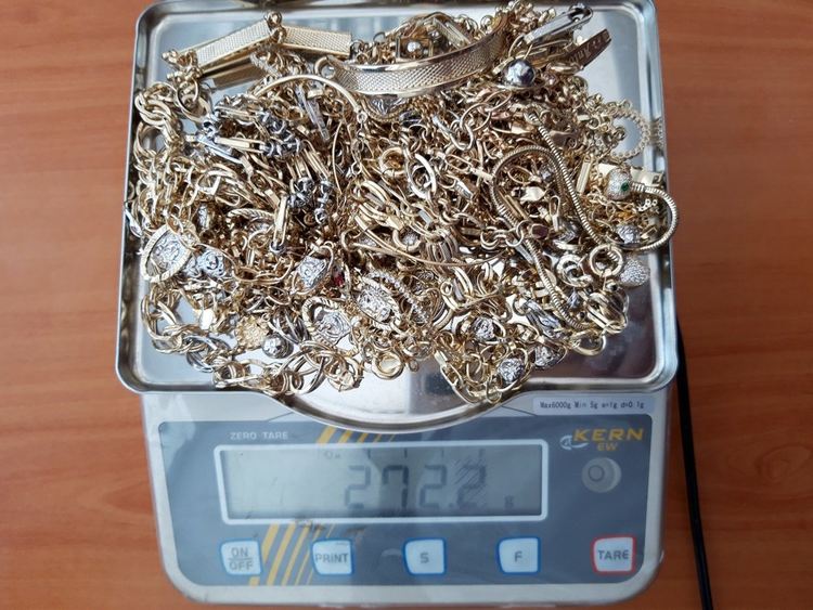 На границата извадиха бижута от бутилки с перилен препарат и кутия с таблетки за съдомиялна