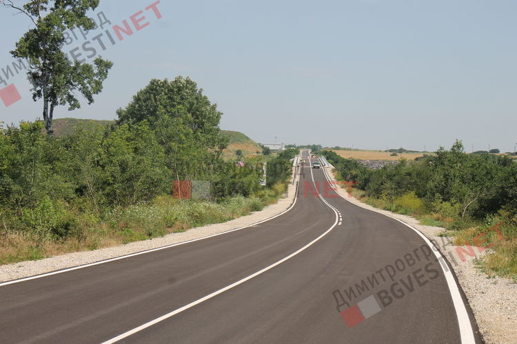 Пуснаха движението по затворения участък от пътя за Стара Загора, кметът на Димитровград собственоръчно премахна загражденията