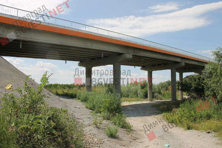 Пуснаха движението по затворения участък от пътя за Стара Загора, кметът на Димитровград собственоръчно премахна загражденията