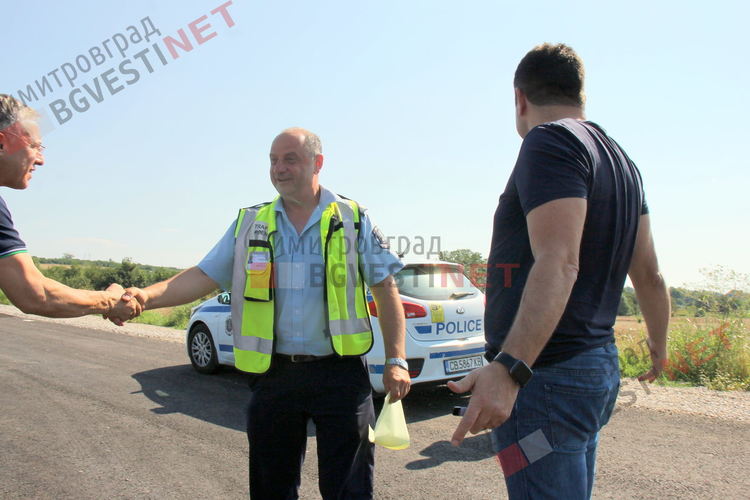 Пуснаха движението по затворения участък от пътя за Стара Загора, кметът на Димитровград собственоръчно премахна загражденията