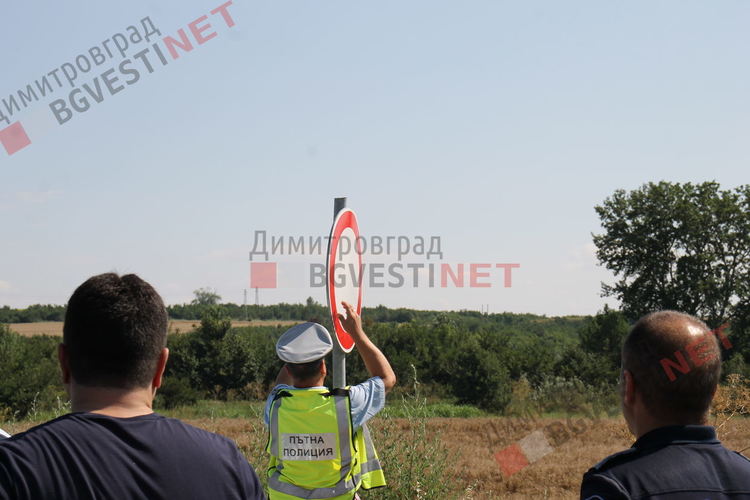 Пуснаха движението по затворения участък от пътя за Стара Загора, кметът на Димитровград собственоръчно премахна загражденията