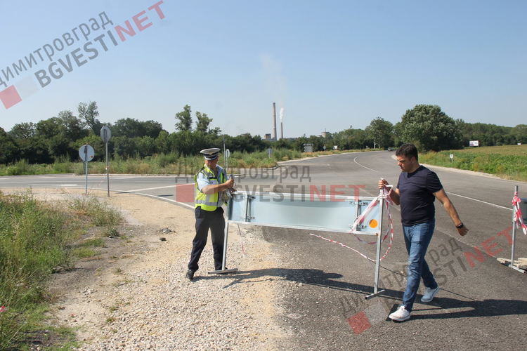 Пуснаха движението по затворения участък от пътя за Стара Загора, кметът на Димитровград собственоръчно премахна загражденията