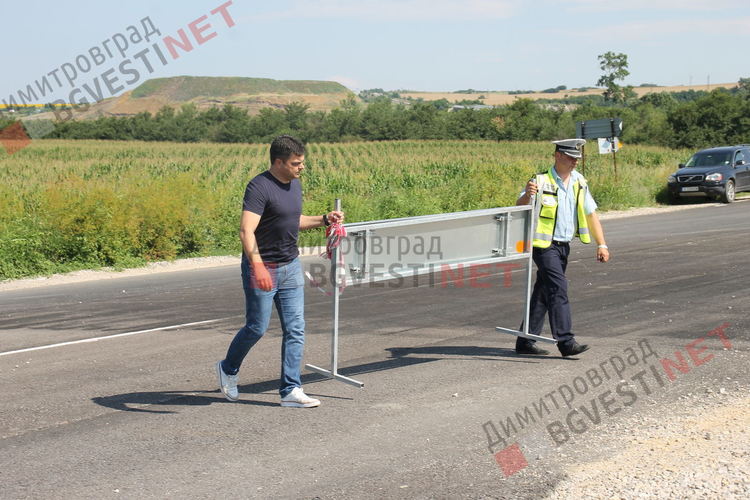 Пуснаха движението по затворения участък от пътя за Стара Загора, кметът на Димитровград собственоръчно премахна загражденията