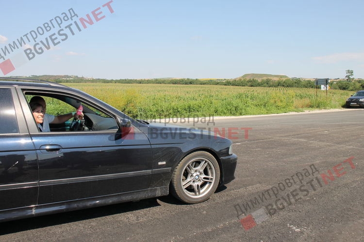 Пуснаха движението по затворения участък от пътя за Стара Загора, кметът на Димитровград собственоръчно премахна загражденията