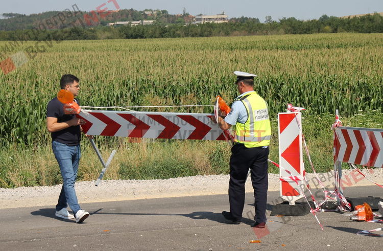 Пуснаха движението по затворения участък от пътя за Стара Загора, кметът на Димитровград собственоръчно премахна загражденията