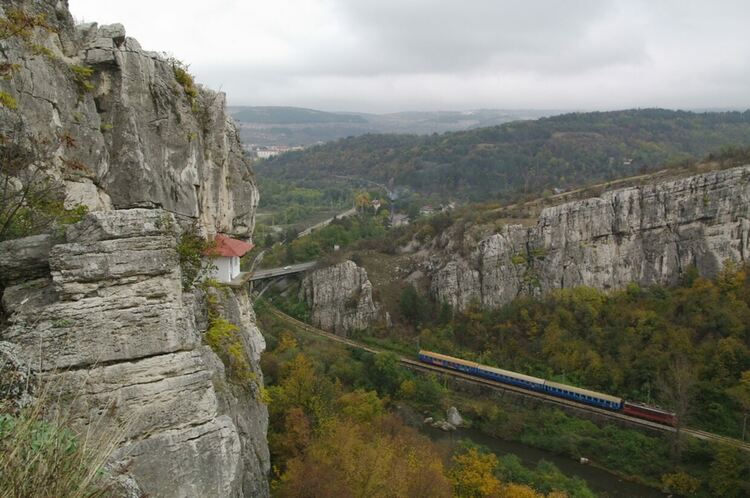 Алпинисти участват в повторния оглед на мястото, където е открито мъртво 15-годишно момиче във Велико Търново