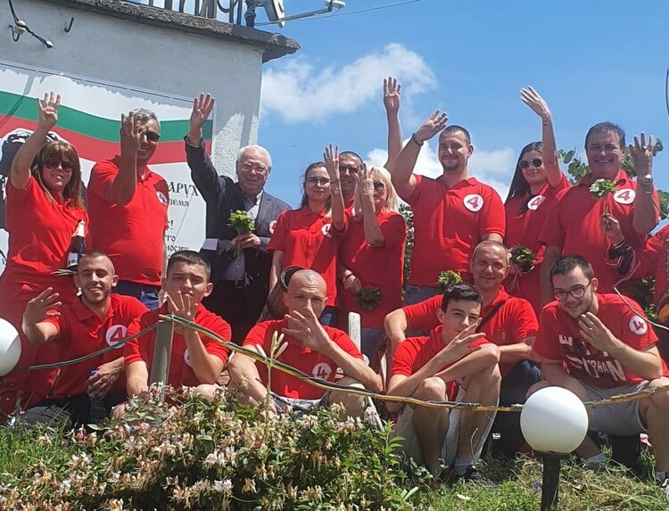 Нашият отбор:Опит и младост!