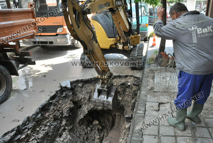Затвориха ул. „Цар Страшимир“ заради авария, част от „Орфей“ без вода