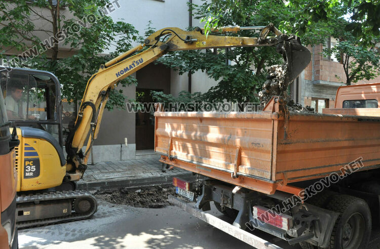 Затвориха ул. „Цар Страшимир“ заради авария, част от „Орфей“ без вода