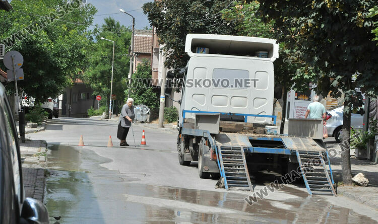 Затвориха ул. „Цар Страшимир“ заради авария, част от „Орфей“ без вода