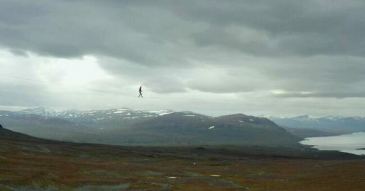 Четирима преминаха по въже на 600 м над долина в Лапландия