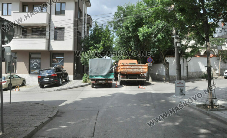 Затвориха ул. „Цар Страшимир“ заради авария, част от „Орфей“ без вода