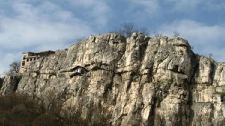 Откриха мъртво 15-годишно момиче във Велико Търново