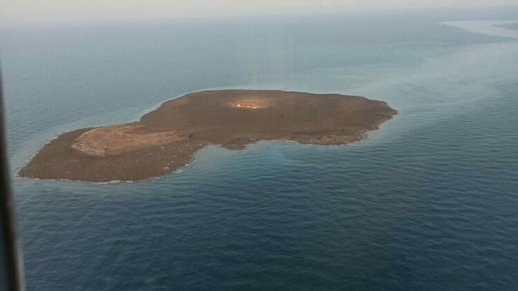 Рядък кален вулкан експлодира в огнен ад над Каспийско море