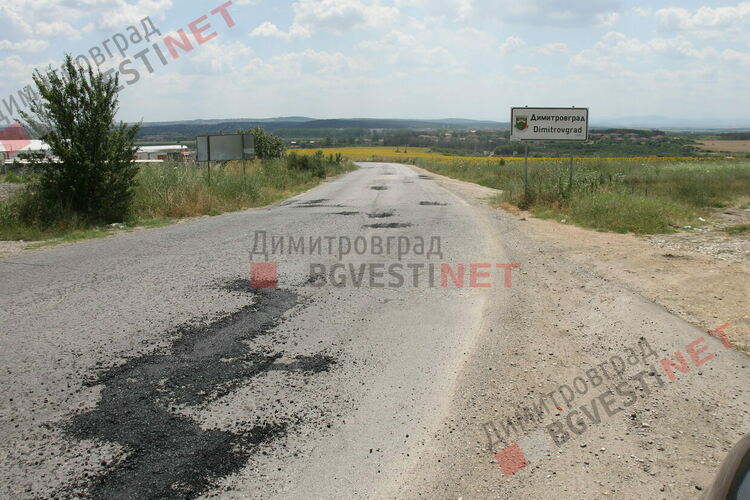 Закърпват дупките по обхода в кв. изток