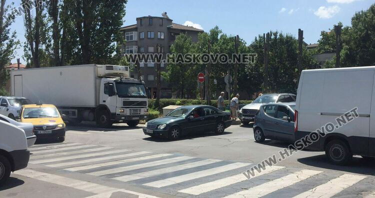 Катастрофа между хасковски бус и пловдивска кола задръсти кръстовището на Лебеда