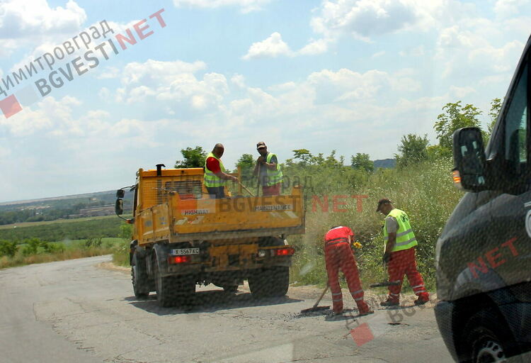 Закърпват дупки по бившия обход за Стара Загора, подмениха знаци по трасето