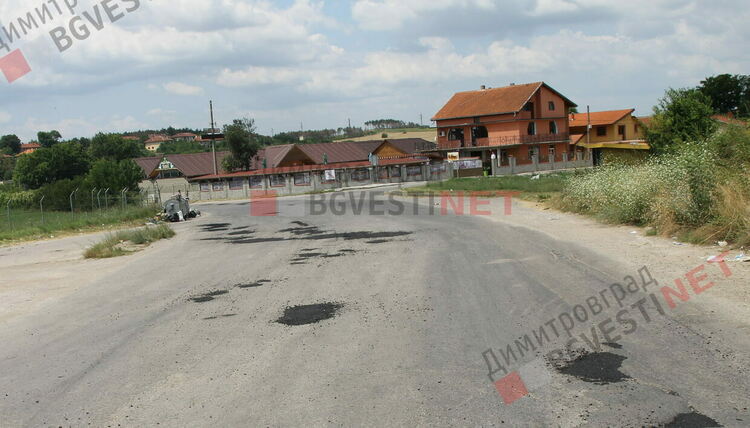 Закърпват дупки по бившия обход за Стара Загора, подмениха знаци по трасето