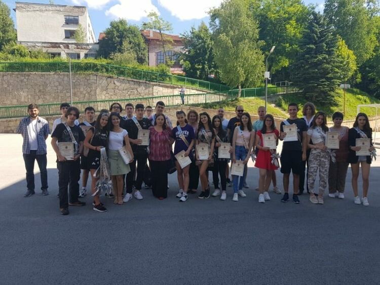 29 отличници на Езиковата гимназия в Смолян получиха грамоти 