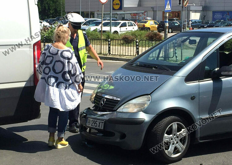 Катастрофа между хасковски бус и пловдивска кола задръсти кръстовището на Лебеда