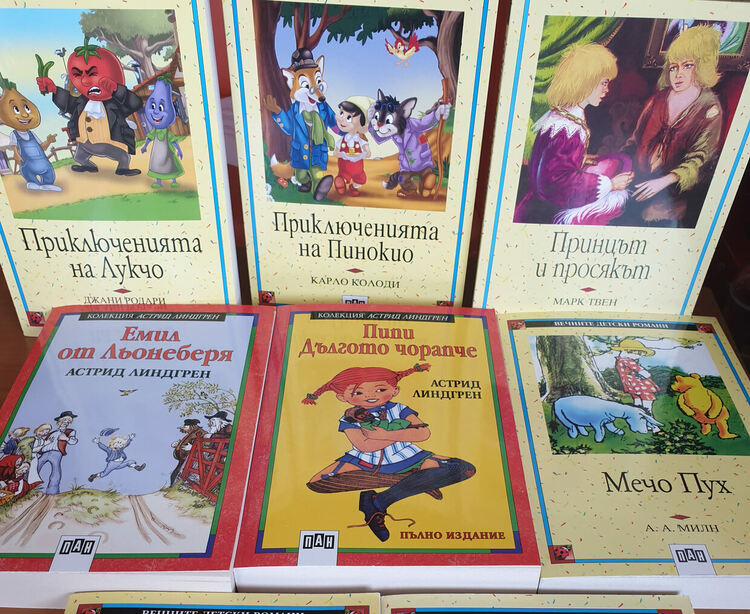 Млада майка дари любими детски книжки на детското отделение в болницата