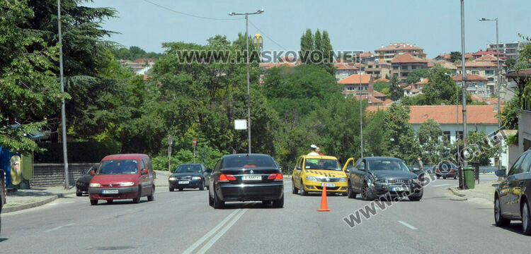Такси и Ауди се разбиха на Кърджалийска
