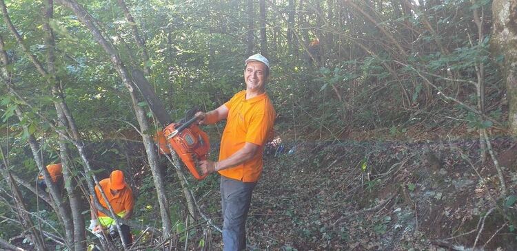 Доброволци превантивно чистят просеките в Рудозем