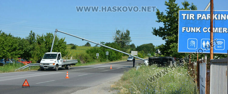 Водач на Киа събори стълб с камери и се обърна 