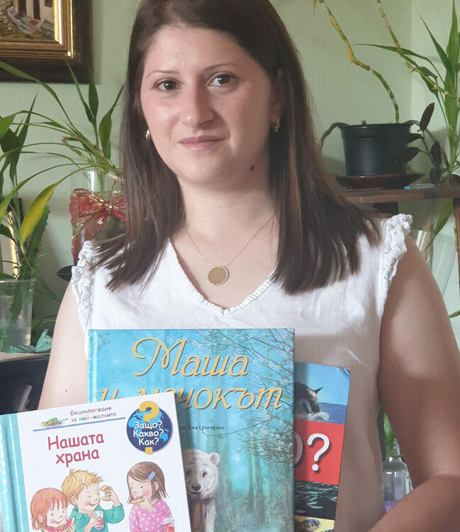 Млада майка дари любими детски книжки на детското отделение в болницата