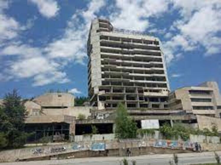 Бетонното "грозилище" в центъра на Смолян вече има нов собственик