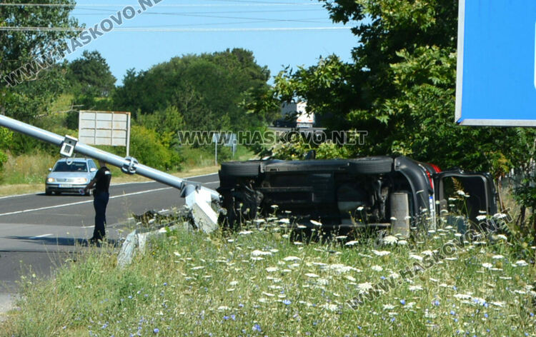 Водач на Киа събори стълб с камери и се обърна 