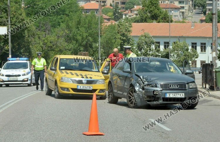 Такси и Ауди се разбиха на Кърджалийска
