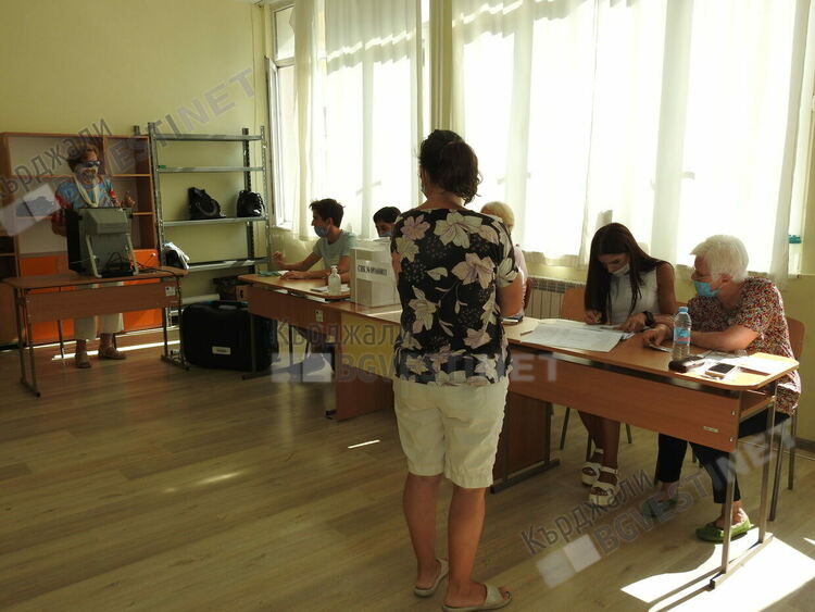 Кърджалийци излязоха да гласуват по хладното, образуваха се опашки