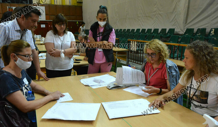 Подвижна секция първа подаде бюлетините в Хасково