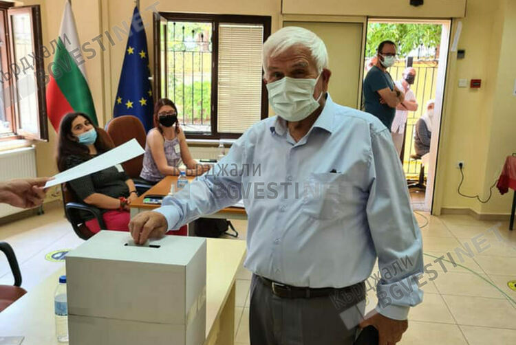 Председателят на Балгьоч Вели Йозтюрк гласува в консулството